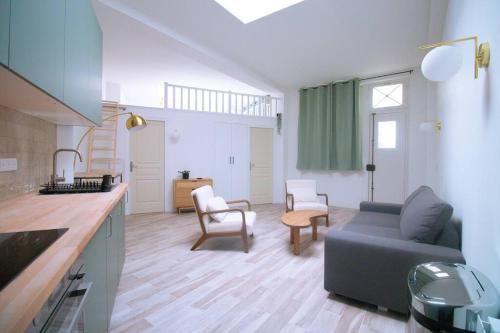 une cuisine et un salon avec un canapé et une table dans l'établissement Séjournez dans un havre de paix au cœur de Paris, à Paris