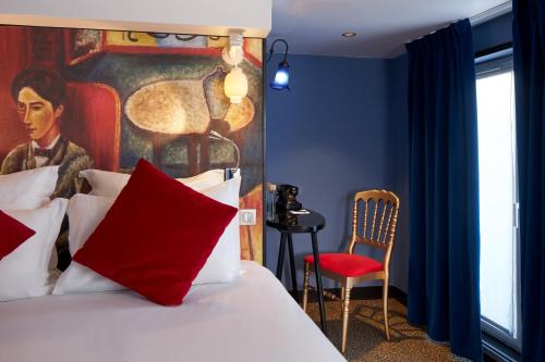 パリにあるホテル レ テアトルのベッドルーム1室(壁に絵画が描かれたベッド1台付)