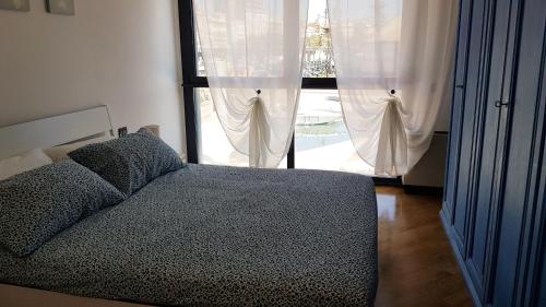 Säng eller sängar i ett rum på Bilocale sull'acqua al Porto Antico