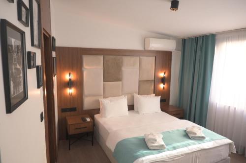 een slaapkamer met een bed met twee handdoeken erop bij Isle Hotel in Istanbul
