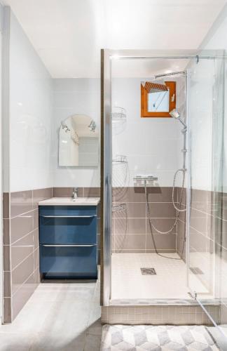 une salle de bain avec douche et lavabo dans l'établissement Familial avec jardin privé, à Allevard