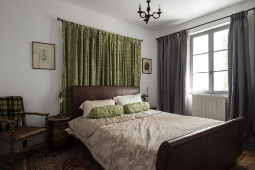 Un pat sau paturi într-o cameră la La Maison Verte de Carcassonne