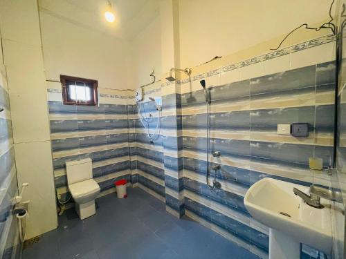 uma casa de banho com um WC e um lavatório em Villa Don Williams Weligama em Weligama