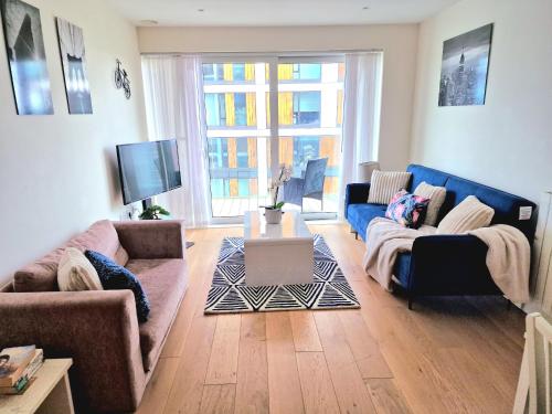 ein Wohnzimmer mit 2 Sofas und einem TV in der Unterkunft LT Riverview Apartments East Greenwich in Woolwich