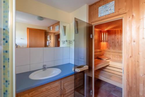 ein Bad mit einem Waschbecken und einer Dusche in der Unterkunft Ferienhaus an der alten Gärtnerei - Lavendel in Heiligendamm