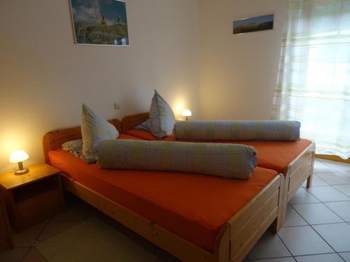 - un lit avec 2 oreillers dans l'établissement Hinterbauernhof Fewo Pferdeglück, à Stegen