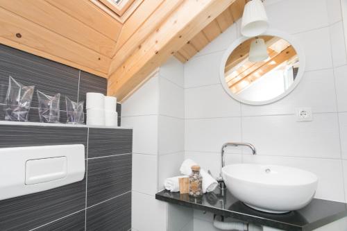 bagno con lavandino e specchio di Kalpic Suites & Villa a Lozovac