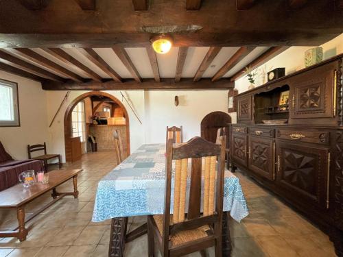 d'une salle à manger avec une table et une armoire en bois. dans l'établissement Chuta bas, à Sainte Engrace