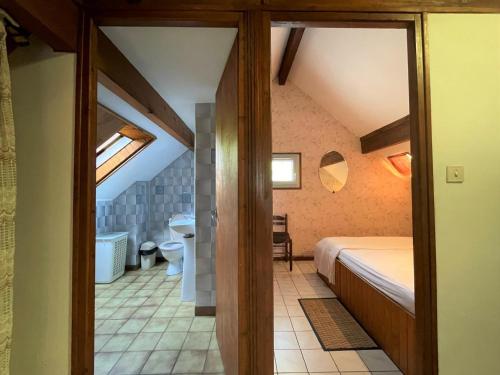 une chambre avec un lit et des toilettes dans un grenier dans l'établissement Chuta bas, à Sainte Engrace