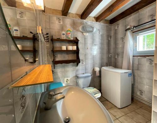 une salle de bain avec baignoire et toilettes dans l'établissement Chuta bas, à Sainte Engrace