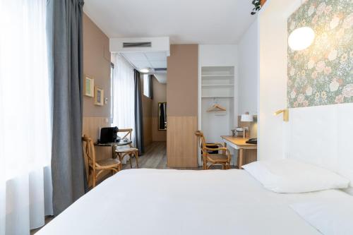 - une chambre avec un lit blanc et un bureau dans l'établissement CALM Appart' & Hostel, à Lille