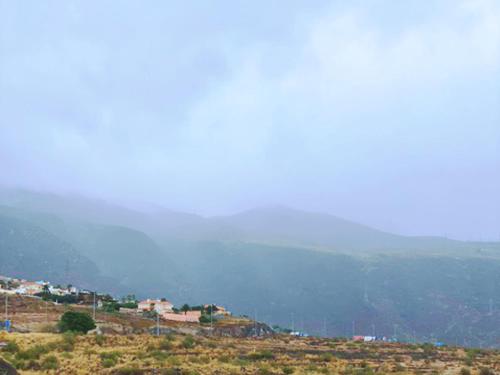 Blick auf einen Hügel mit einem Wasserkörper in der Unterkunft Live Caletillas Mencey in Candelaria