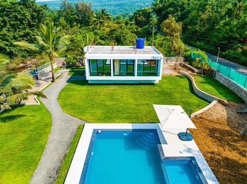 una vista aérea de una casa con piscina en Riverside Farm, en Murud
