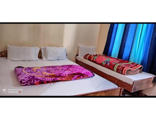 Krevet ili kreveti u jedinici u okviru objekta Hotel Vivek Palace and Restaurant, Barkot