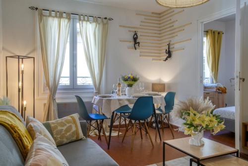 un salon avec une table et des chaises bleues dans l'établissement Cosy, modern, fully equipped, air conditioning, Nice historical, old town, 1minute walk from beach - 