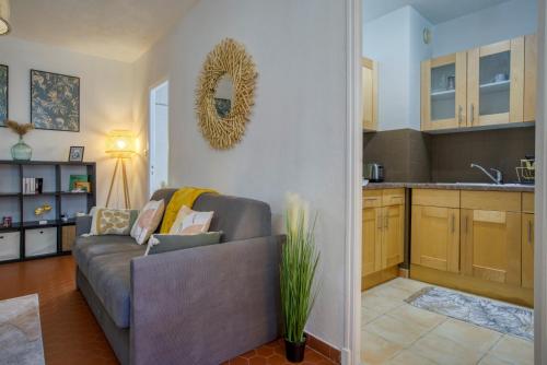 un salon avec un canapé et une cuisine dans l'établissement Cosy, modern, fully equipped, air conditioning, Nice historical, old town, 1minute walk from beach - 