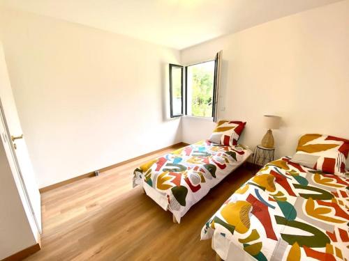 1 dormitorio con 2 camas y ventana en La Bessinoise, 4chambres, Fibre optique et canoe NIORT & BESSINES, en Bessines
