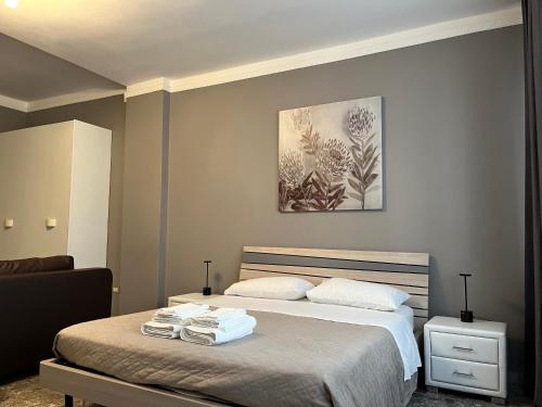um quarto com uma cama com toalhas em Davis Apartment em Brindisi