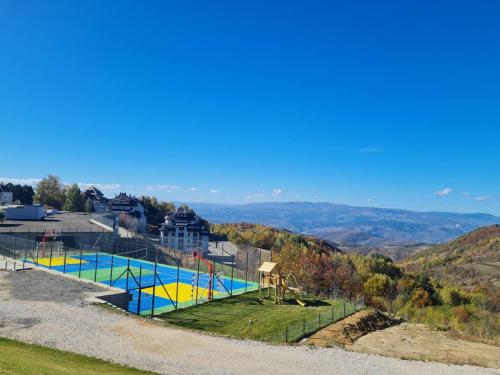 ein Schwimmbad auf einem Hügel in der Unterkunft Milmari P85 spa & ski in Kopaonik