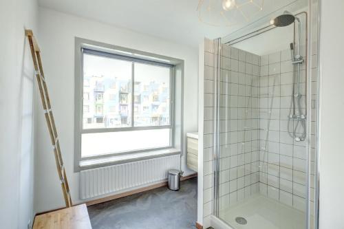 a bathroom with a shower and a window at Apartment Hotel Zuid Oost Heesterveld BnB ZOH in Amsterdam
