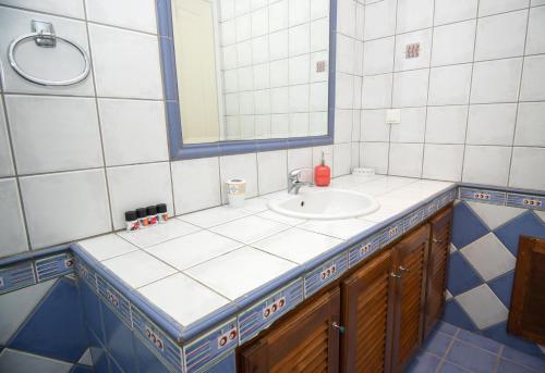 波多河麗的住宿－波多河麗夢圓別墅，一间带水槽和镜子的浴室
