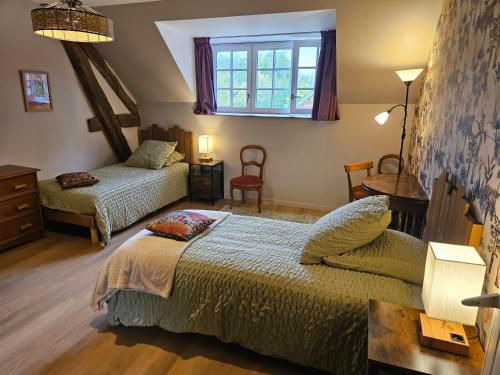 une chambre avec deux lits et une fenêtre dans l'établissement Le Mariotte, à Pont-et-Massène