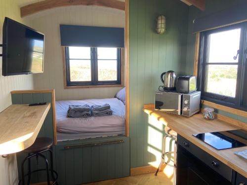 una piccola camera con un letto in una piccola casa di The Travellers Rest a Newquay