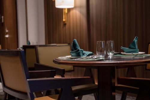 a wooden table with napkins and glasses on it at Jingmao Alley Hotel - Beijing Wangfujing Dongsi Subway Station Branch in Beijing