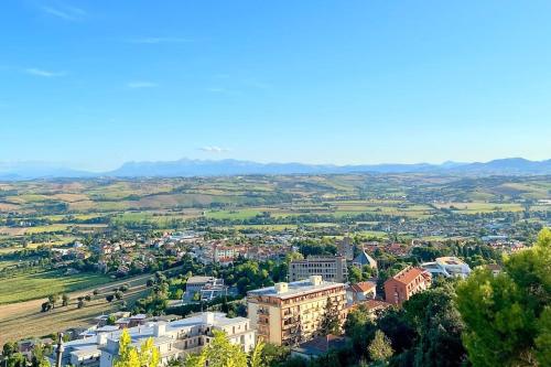 eine Luftansicht einer Stadt mit Gebäuden in der Unterkunft Grand Horizon Palace - in centro con panorama TOP in Osimo