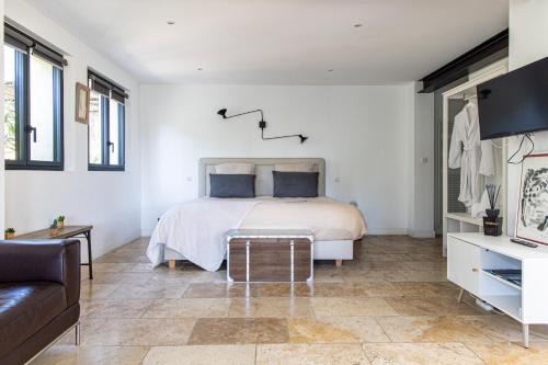 a bedroom with a bed and a couch at Mas lou Félibrige in Venelles