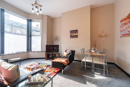a living room with a couch and a table at Hull Ground Floor 1 Bedroom Apt 3 beds Spacious Jesouth Striking in Hull