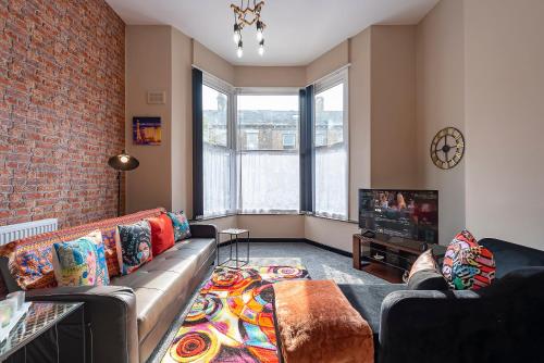 a living room with a couch and a tv at Hull Ground Floor 1 Bedroom Apt 3 beds Spacious Jesouth Striking in Hull