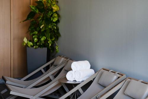 a table with two chairs and a potted plant at Bordoy Cosmopolitan in Playa de Palma