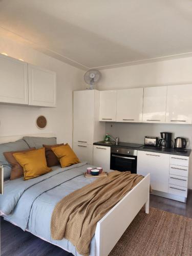 une chambre avec un grand lit avec des oreillers jaunes dans l'établissement Your favorite apartments, à Menton