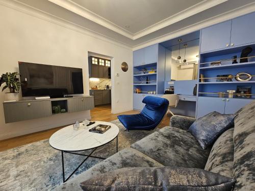 - un salon avec un canapé, une table et une télévision dans l'établissement Tesla's Corner, à Zagreb