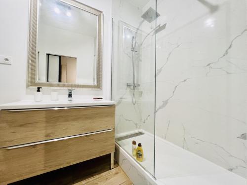 une salle de bain avec une douche, un lavabo et un miroir dans l'établissement Sublime Appartement 2 pièces au cœur de la Vieille Ville, à Nice