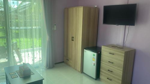TV a/nebo společenská místnost v ubytování Dein Zimmer in Huai Thalaeng!