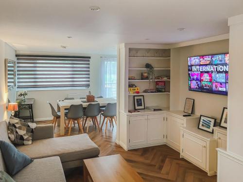 a living room with a kitchen and a dining room at Charming 3Bed 3Bath Home in Windsor with parking! - By Tempstay in Windsor