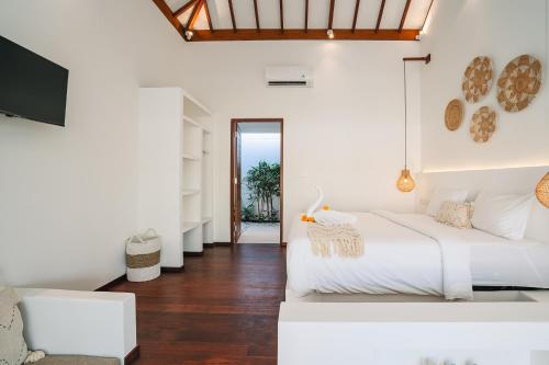 Postel nebo postele na pokoji v ubytování Villa L at Seseh 2 bedroom private luxury oasis next to the Beach