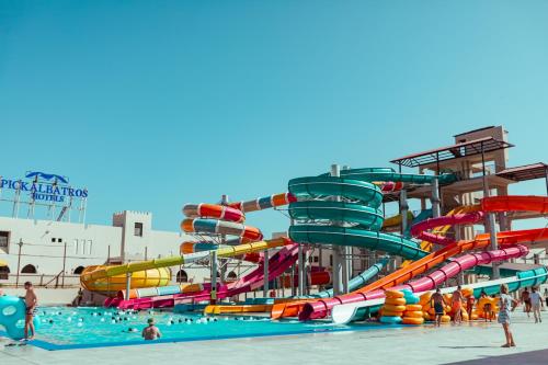 een groot waterpark met een waterglijbaan bij Pickalbatros The Palace Port Ghalib in Port Ghalib