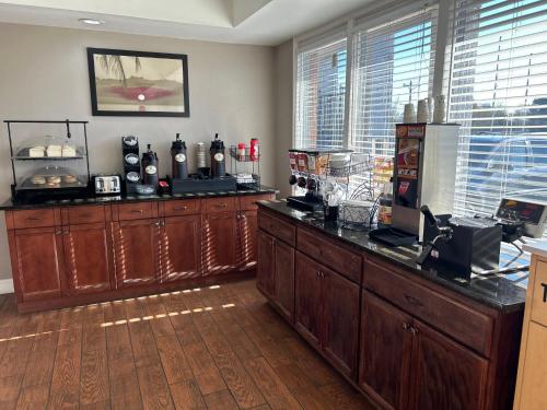 Příslušenství pro přípravu čaje a kávy v ubytování Red Roof Inn & Suites Scottsboro