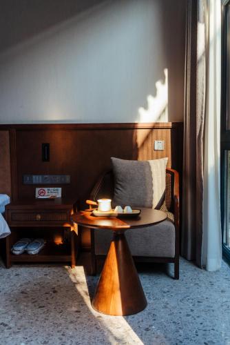 a living room with a coffee table and a couch at Jingmao Alley Hotel - Beijing Wangfujing Dongsi Subway Station Branch in Beijing