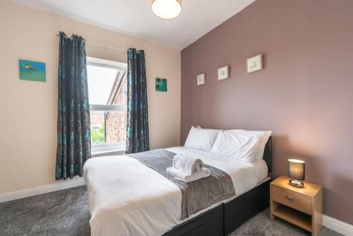 a bedroom with a large bed and a window at 3 Bedroom Jesouth Home In Central Hull - Garden- Close to Hull Uni in Hull
