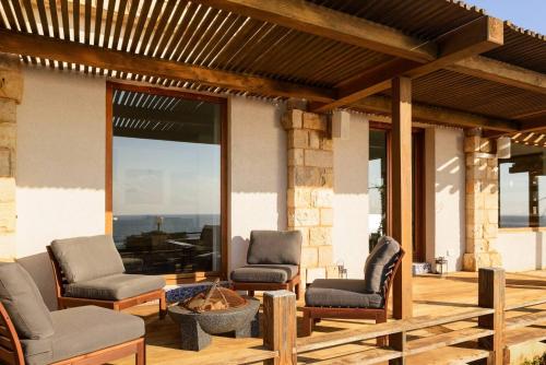 Χώρος καθιστικού στο The Cliff House וילה על הצוק עם נוף לים