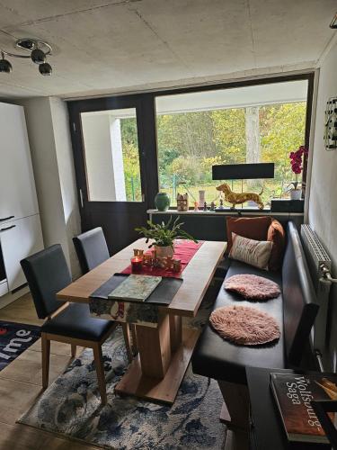 uma sala de jantar com uma mesa e um sofá em Gästewohnung Detmerode em Wolfsburg