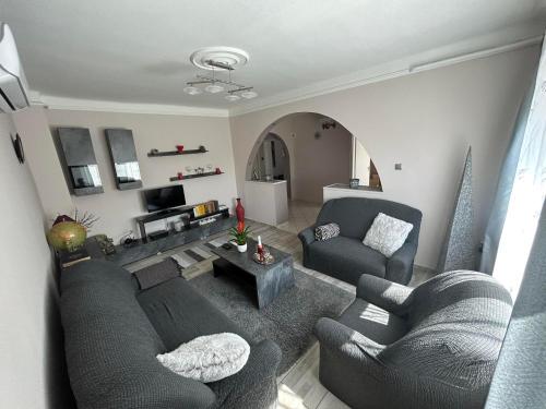 un soggiorno con 2 divani e una TV di Estina House a Balatonboglár