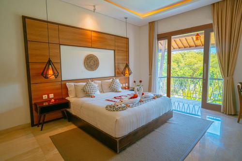 een slaapkamer met een groot bed en een groot raam bij djabu Echo Beach Hotel in Canggu