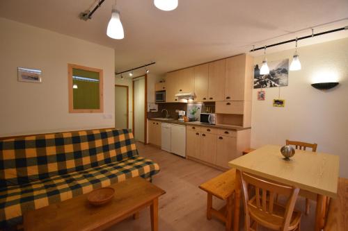 un salon avec un canapé et une table dans l'établissement VAUJANYLOCATIONS - Claret 2 Appartement 6, à Vaujany