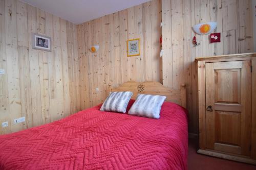 Postel nebo postele na pokoji v ubytování VAUJANYLOCATIONS - Claret 2 Appartement 6