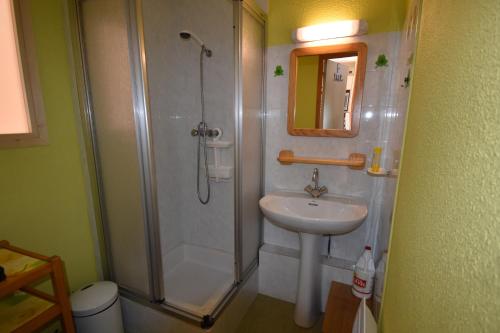 Koupelna v ubytování VAUJANYLOCATIONS - Claret 2 Appartement 6